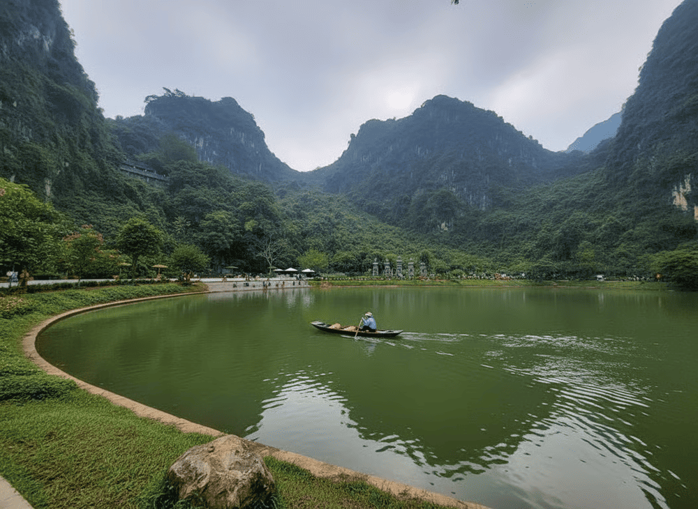 Visitors can stroll along the stone paths circling the lake, pausing at viewpoints to take photos or simply enjoy the stillness